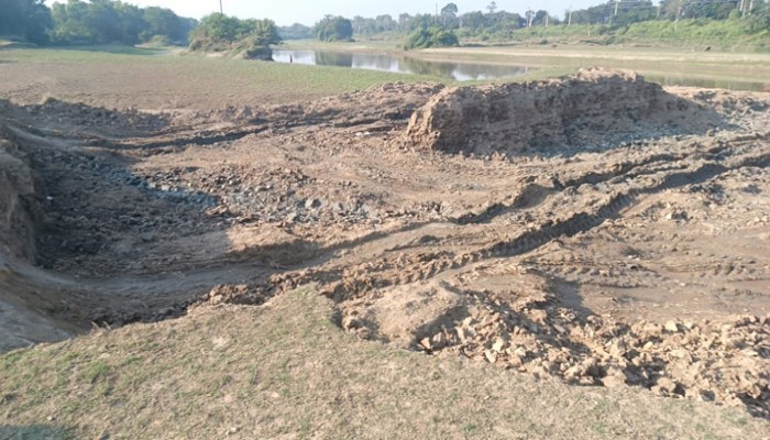 কুমিল্লায় গোমতী নদীর দুই তীর থেকে অবৈধভাবে মাটি লুট, ঝুঁকিতে বাঁধ ও ফসলি জমি