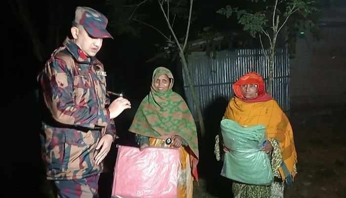 চাঁপাইনবাবগঞ্জে বিনা প্রচারণায় রাতে শীতার্তদের মাঝে বিজিবির কম্বল বিতরণ