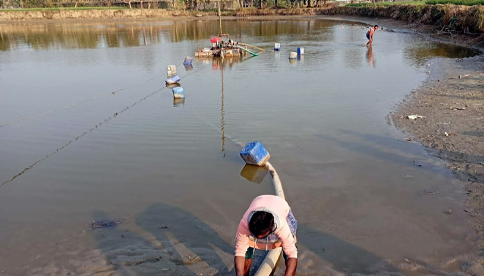 ​দুর্গাপুরে ড্রেজার মেশিন জব্দ ও ভাসমান ভেলা ধ্বংস