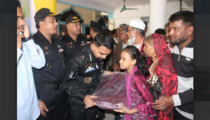 রাউজানে শীতার্তদের মাঝে র‌্যাব-৭ এর শীতবস্ত্র বিতরণ