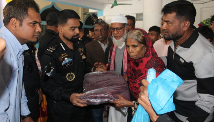 চট্টগ্রামে শীতার্ত মানুষের মাঝে শীতবস্ত্র বিতরণ করলো র‌্যাব