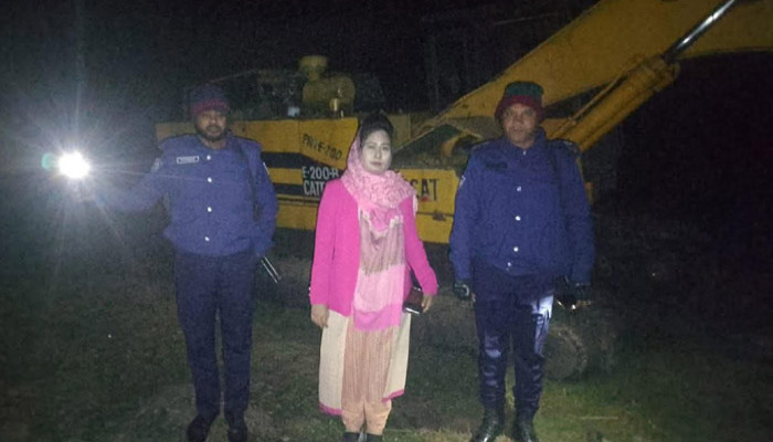 দুর্গাপুরে অবৈধভাবে মাটি কাটায় ভেকু নিস্ক্রীয়