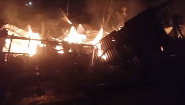 রাণীনগরে অগ্নিকান্ডে দুই দোকানঘর পুড়ে ৬ লক্ষাধিক টাকার ক্ষয়ক্ষতি