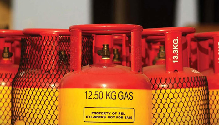 তানোরে অতিরিক্ত দামেও মিলছে না এলপিজি সিলিন্ডার, চরম ভোগান্তিতে মানুষ