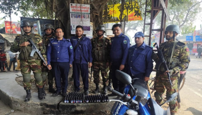 তানোরে চেকপোস্ট দেখে মাদকসহ মোটর সাইকেল ফেলে পালালো কারবারি