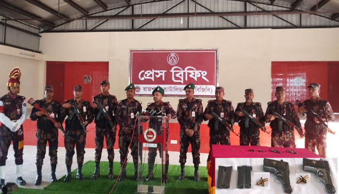 রাজশাহীর সীমান্তবর্তী পদ্মার চরে বিজিবির অভিযানে যুক্তরাষ্ট্রে তৈরি দুটি বিদেশি পিস্তল দুইটি পিস্তল জব্দ