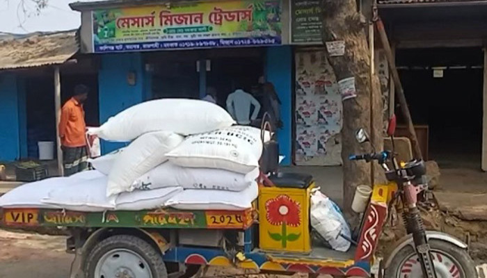 তানোরে কীটনাশক ব্যবসার আড়ালে অবৈধ সার বাণিজ্যে