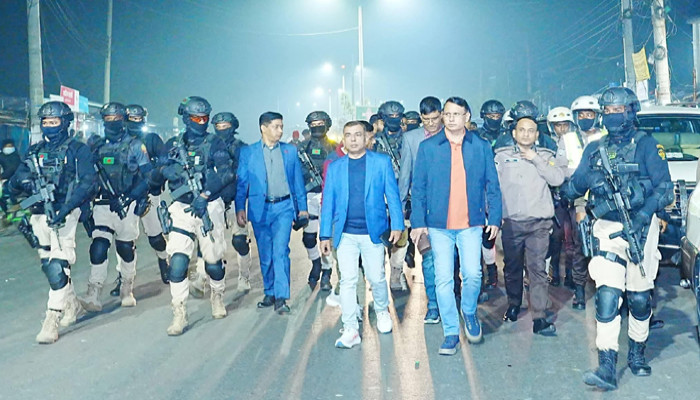 নগরীর নিরাপত্তা তদারকিতে রাতে বিভিন্ন এলাকা পরিদর্শন করলেন আরএমপি কমিশনার