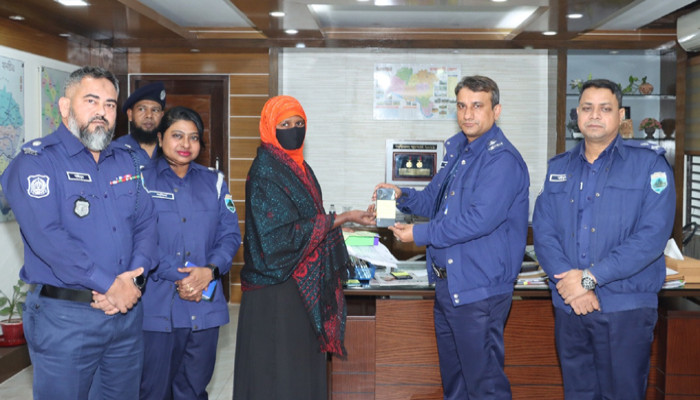 রাজশাহীতে হারানো ৫০টি মোবাইল ফোন উদ্ধার করে প্রকৃত মালিকদের কাছে হস্তান্তর