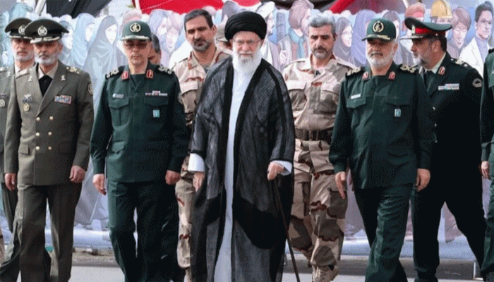 খামেনির দিকে হাত বাড়ালে সেই হাত কেটে ফেলা হবে: ইরান সেনাবাহিনী