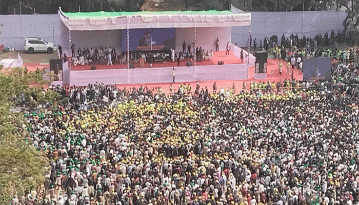 নির্বাচনী জনসভায় আলিয়া মাদরাসা মাঠে যোগ দিয়েছেন তারেক রহমান