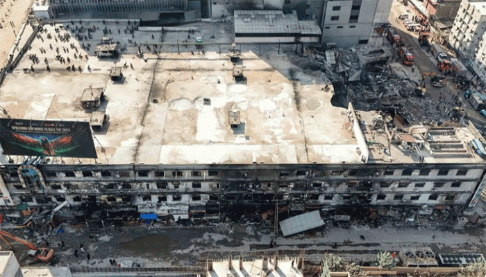 পাকিস্তানের শপিং মলে অগ্নিকাণ্ডে নিহত বেড়ে ৬১