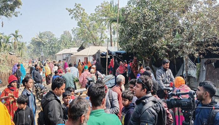 সিংড়ায়  কলেজ শিক্ষককে হত্যা, অভিযুক্তের বাড়িতে অগ্নিসংযোগে বৃদ্ধা নিহত