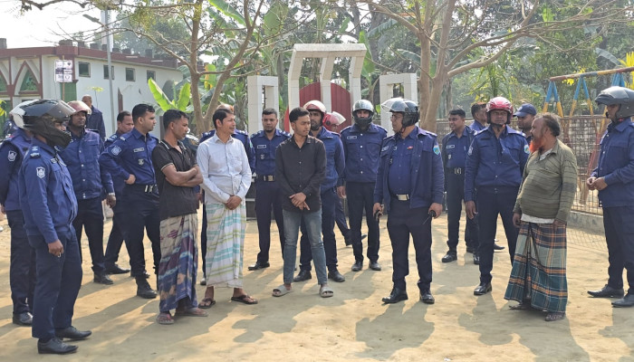 জাতীয় সংসদ নির্বাচন উপলক্ষে ঝালুকা ইউনিয়নের ভোটকেন্দ্র পরিদর্শনে দুর্গাপুর থানা পুলিশ