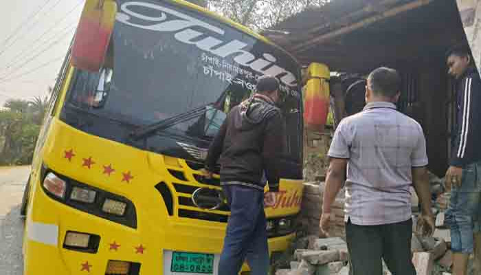 নিয়ামতপুরে নিয়ন্ত্রণ হারিয়ে বসত বাড়িতে বাসের ধাক্কা