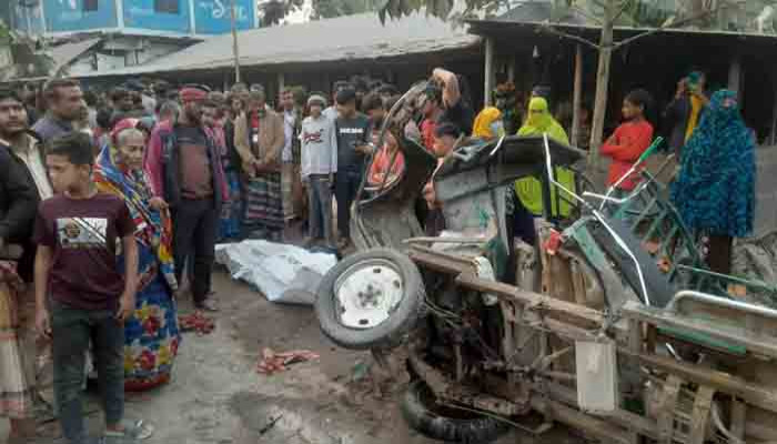 পুঠিয়ায় বাস-অটোরিকশা সংঘর্ষে ৩ জন নিহত, মহাসড়ক অবরোধ