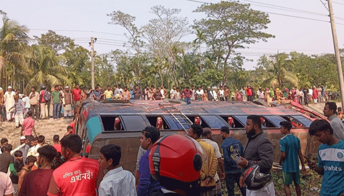 লালমোহনে অটোরিকশাকে বাসের চাপায় নিহত ৩