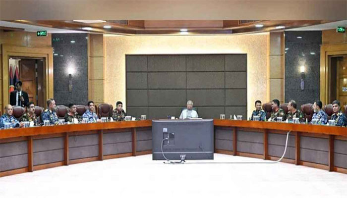 নির্বাচনে সশস্ত্র বাহিনীকে নিরপেক্ষতা ও পেশাদারিত্ব বজায় রাখার নির্দেশ প্রধান উপদেষ্টার