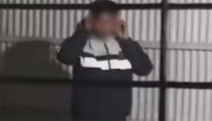 রাজশাহীর পুঠিয়ায় পুলিশ সদস্যকে কান ধরিয়ে দাঁড় করিয়ে রাখলো বিক্ষুব্ধ জনতা, ঘটনা কী?