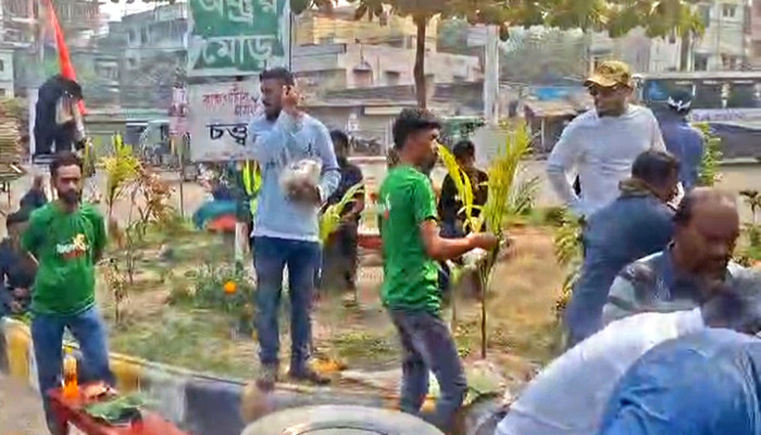 তারেক রহমানের আগমন উপলক্ষে রাজশাহীর সময় চত্ত্বরে ৪’শতাধিক বিএনপি নেতাকর্মীকে খিচুড়ি আপ্যায়ণ