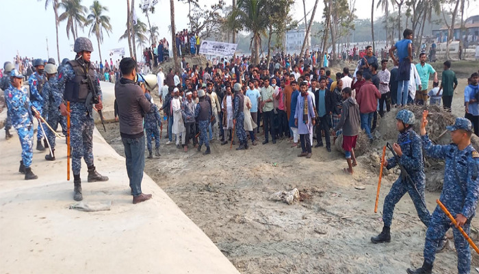 নোয়াখালীতে পাল্টাপাল্টি স্লোগান দিয়ে বিএনপি-এনসিপির সংঘর্ষ, আহত ১২