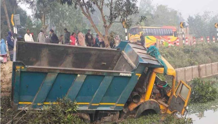 নওগাঁর মহাদেবপুরে ডাম্প ট্রাকের চাপায় নিহত ৫
