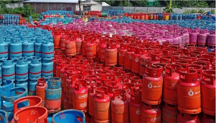 তানোরে সিলিন্ডার এলপিজি গ্যাসের দাম বেড়ে যাওয়ায় চরম দুর্ভোগ