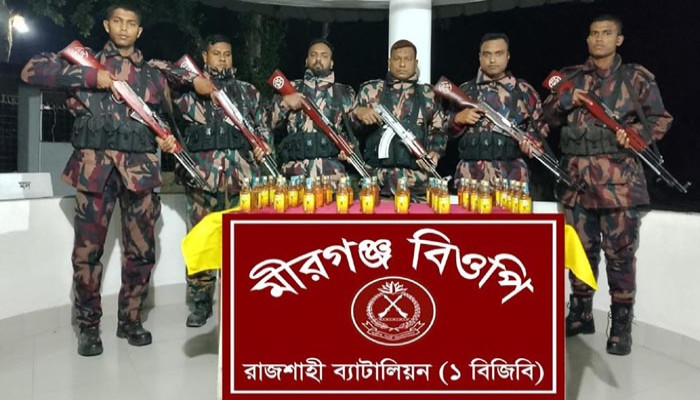 চারঘাটের পদ্মা নদীর চরে ভারতীয় মদ জব্দ