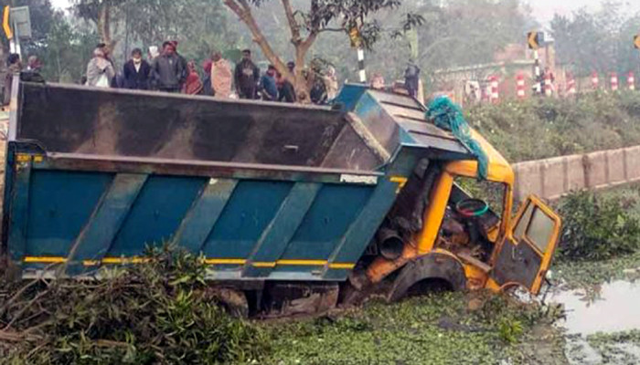 মহাদেবপুরে ভয়াবহ সড়ক দুর্ঘটনায় ৫ জন নিহত