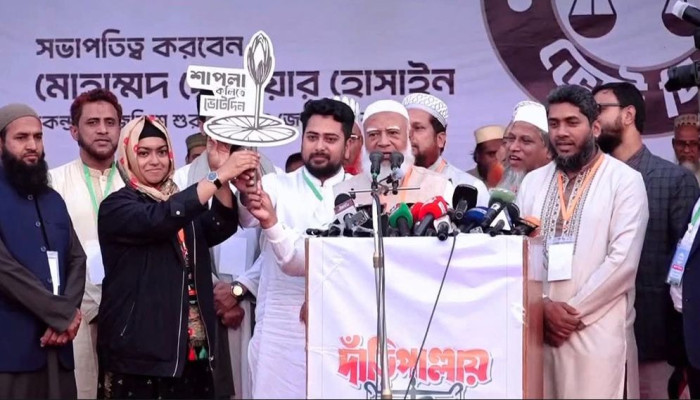 এনসিপির দুই নারী প্রার্থীর হাতে শাপলা কলি তুলে দিলেন জামায়াত আমির