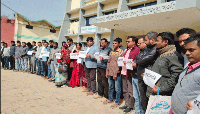নিয়ামতপুরে  ৯ম পে-স্কেল বাস্তবায়নের লক্ষ্যে অবস্থান ও বিক্ষোভ অনুষ্ঠিত