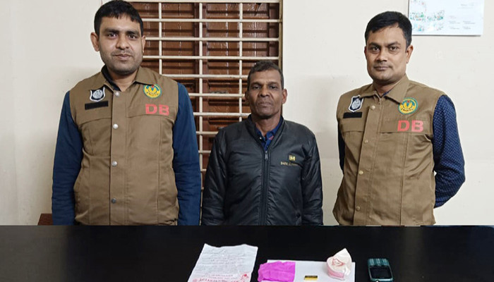 রাজশাহী ডিবির হাতে স্বর্ণ প্রতারণাকারী গ্রেফতার