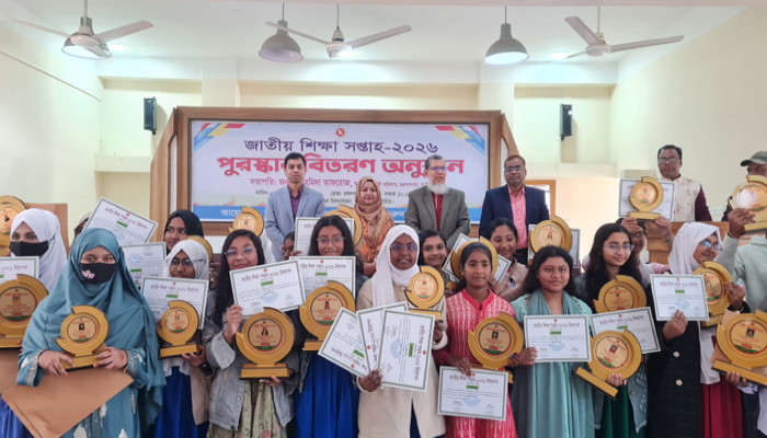 জাতীয় শিক্ষা সপ্তাহ গুরুদাসপুরে পুরস্কার পেলেন বিজয়ী শিক্ষক-শিক্ষার্থীরা