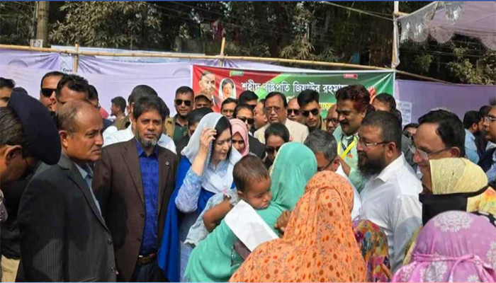 সুবিধাবঞ্চিত শিশুদের হাতে বই তুলে দিলেন ডা. জুবাইদা রহমান
