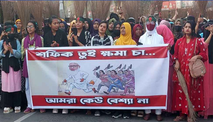 জামায়াত আমিরের ‘মন্তব্যের’ প্রতিবাদে ঝালকাঠিতে ঝাড়ু মিছিল