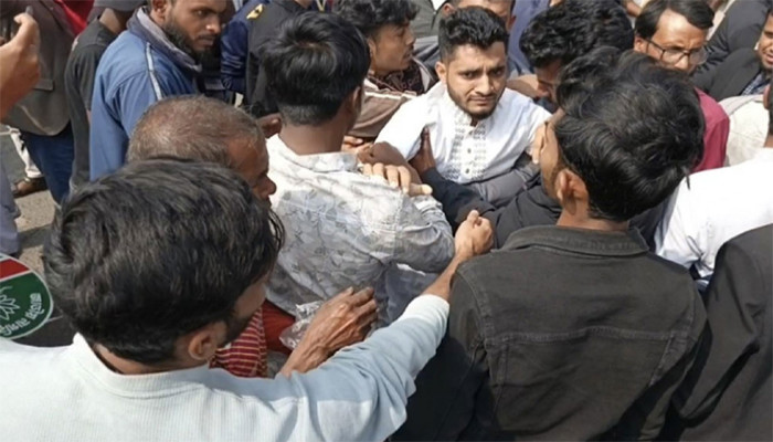 নাটোরে এনসিপির নির্বাচনী সমাবেশ মঞ্চে হাতাহাতি