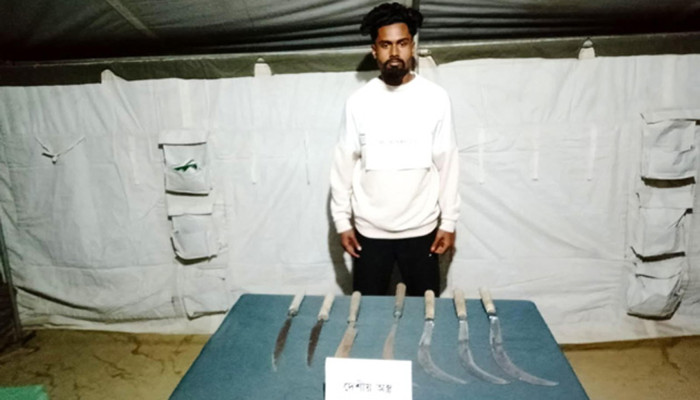 বগুড়ায় যৌথ অভিযানে বিদেশি রিভলভার ও গোলাবারুদসহ তালিকাভুক্ত প্রতারক আটক