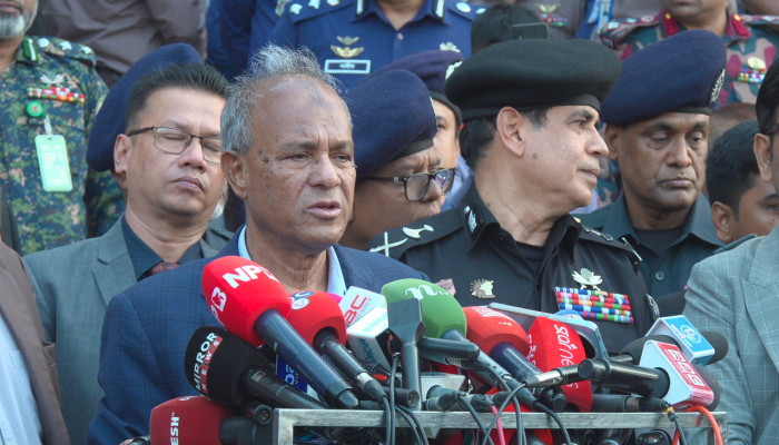 পুলিশের মধ্যে কোনো ভীতি কাজ করছে না : স্বরাষ্ট্র উপদেষ্টা