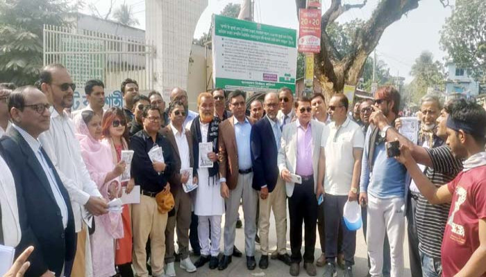 চারঘাটে বিভিন্ন বাজারে গণসংযোগে ধানের শীষের প্রার্থী চাঁদের পক্ষে ভোটের  মাঠে আইনজীবীরা