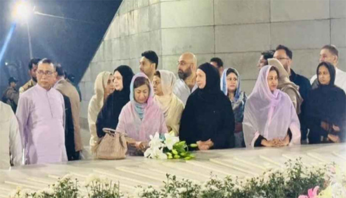 শবে বরাতে জিয়াউর রহমান ও খালেদা জিয়ার কবর জিয়ারত করেছেন পরিবারের সদস্যরা