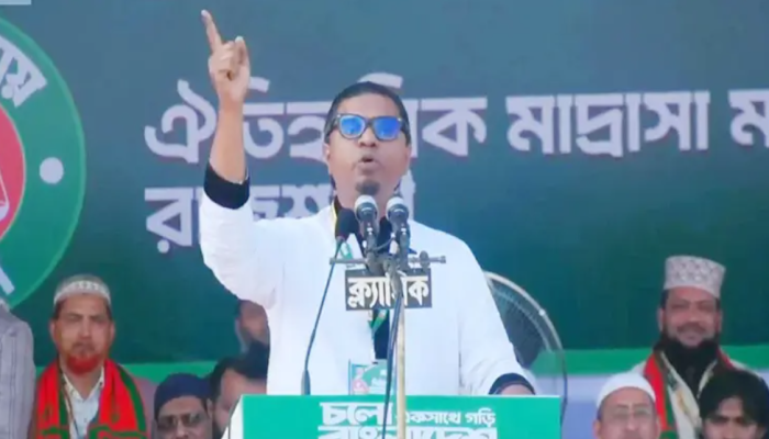 লন্ডন থেকে একজন মুফতি এসেছেন, উনি ইসলামের ইতিহাস পরিবর্তন করে দিচ্ছেন