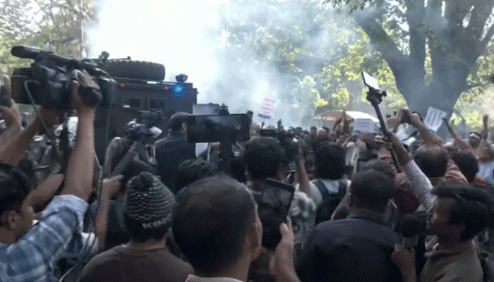 যমুনার সামনে পুলিশের সঙ্গে সরকারি চাকরিজীবীদের দফায় দফায় সংঘর্ষ