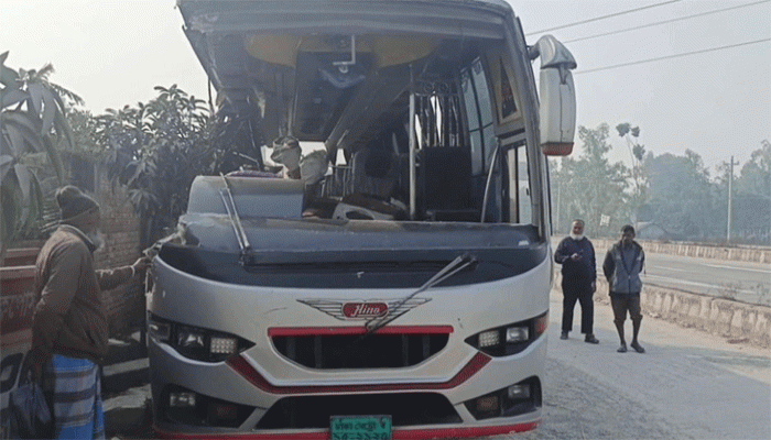 রংপুরে বাস-ট্রাকের ত্রিমুখী সংঘর্ষে নিহত ২