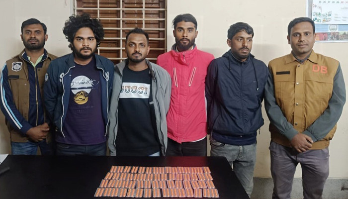 নগরীতে ৪ মাদক কারবারী ডিবি’র জালে