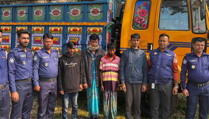 ধামরাইয়ে রাইস মিলে ডাকাতির ঘটনায় ৪ আসামি গ্রেপ্তার, ট্রাকসহ ৪৬২ বস্তা চাল উদ্ধার