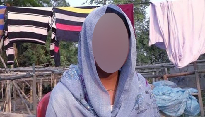 নিয়ামতপুরে বিয়ের দাবিতে প্রেমিকের বাড়িতে অবস্থান ৩ সন্তানের জননীর