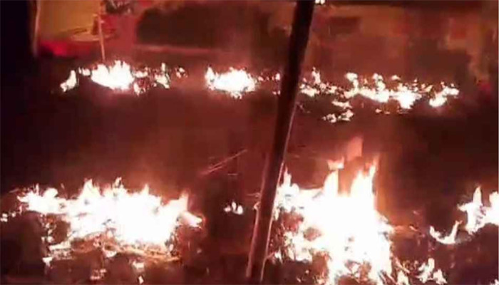 মধ্যরাতে পুড়িয়ে দেওয়া হলো ভিপি নুরের অস্থায়ী নির্বাচনি কার্যালয়