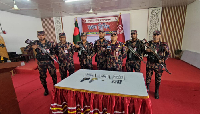 চাঁপাইনবাবগঞ্জে সীমান্তে ২টি বিদেশি পিস্তলসহ ৩ রাউন্ড গুলি উদ্ধার