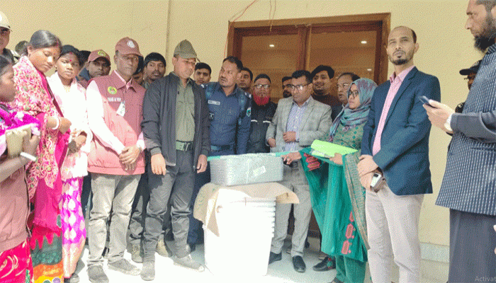 নিয়ামতপুরে কেন্দ্রে কেন্দ্রে  ভোটের  সরঞ্জাম পাঠানো শুরু