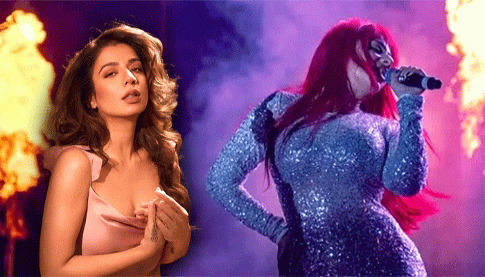 প্রকাশ্যে পুরুষ শ্রোতাদের হেনস্থার শিকার অনুরাগিণী!